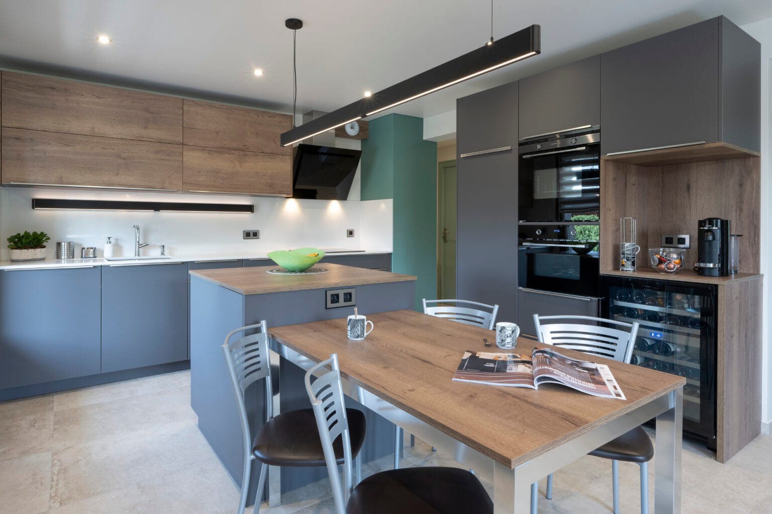 Cuisine avec table intégrée