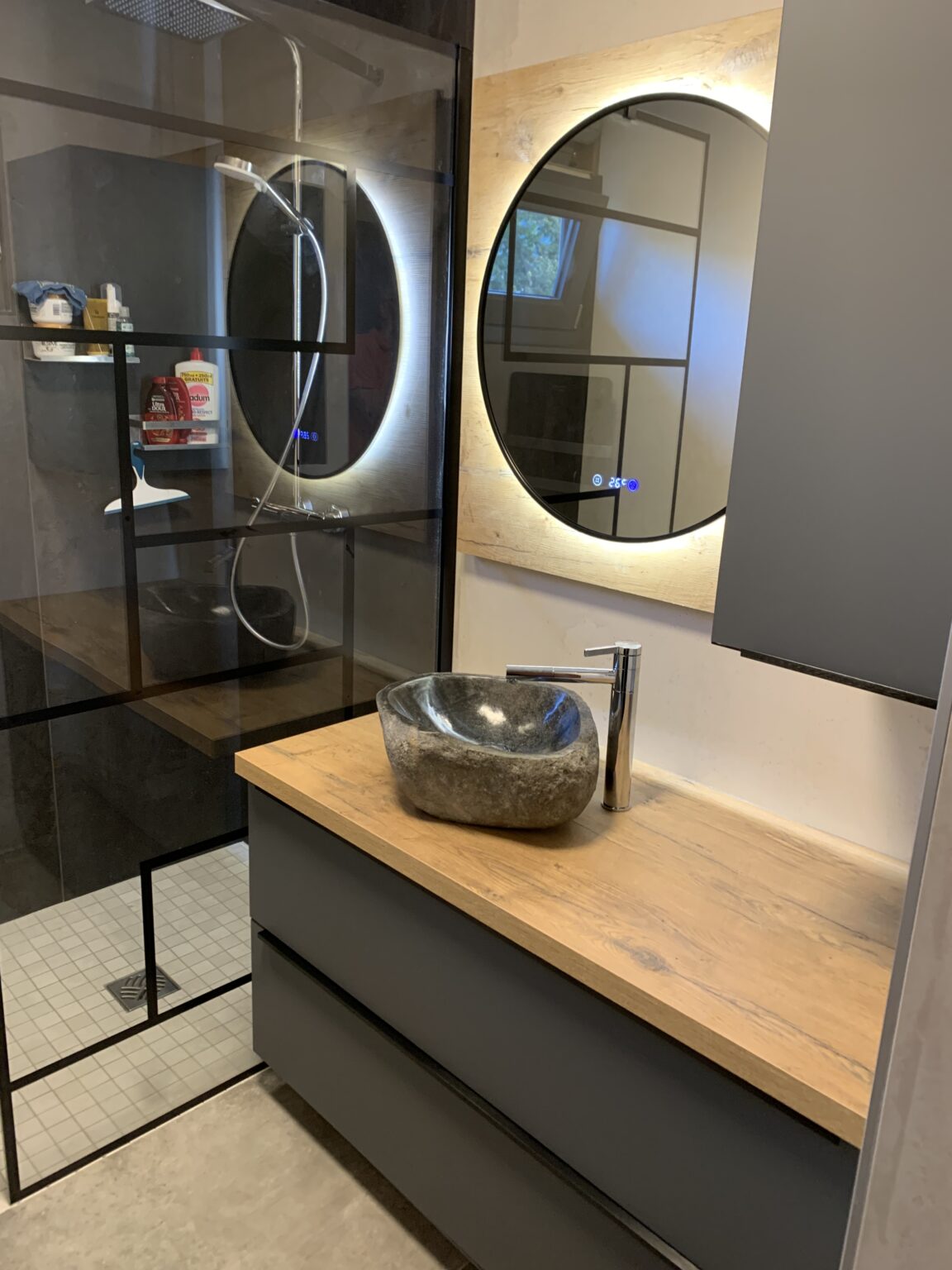 Vasque en pierre et miroir rétroéclairé
