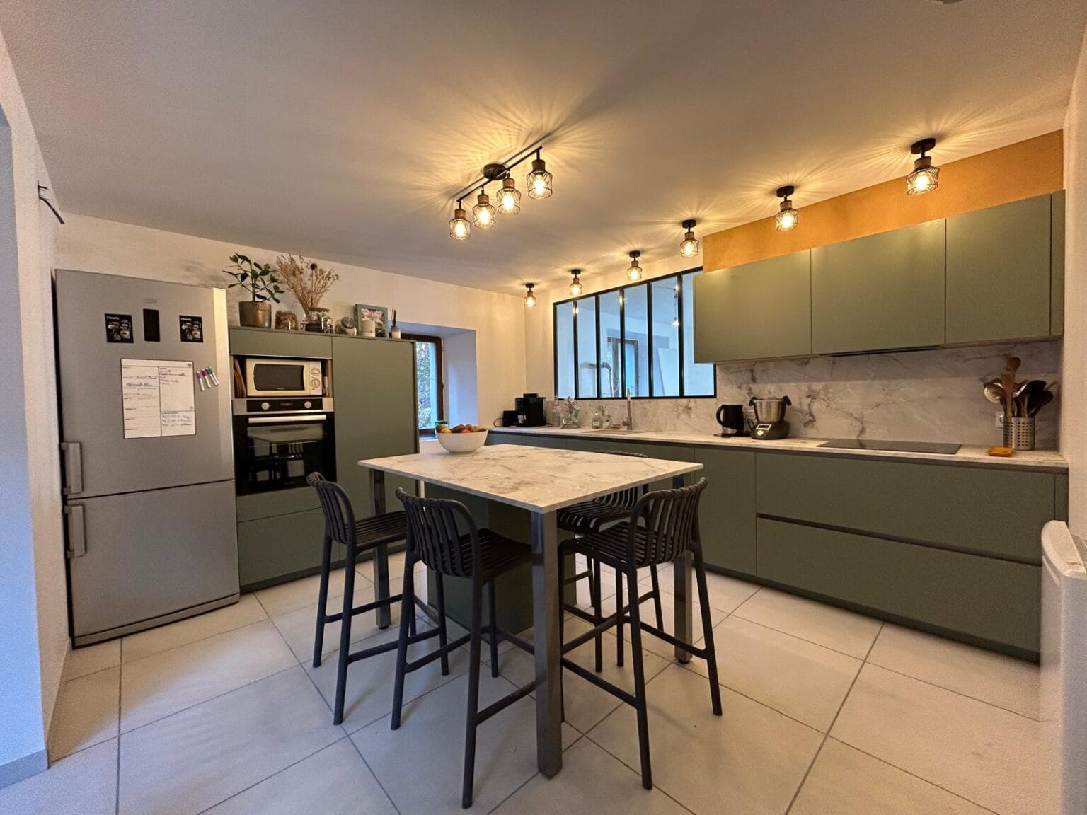Cuisine vert olive et table haute