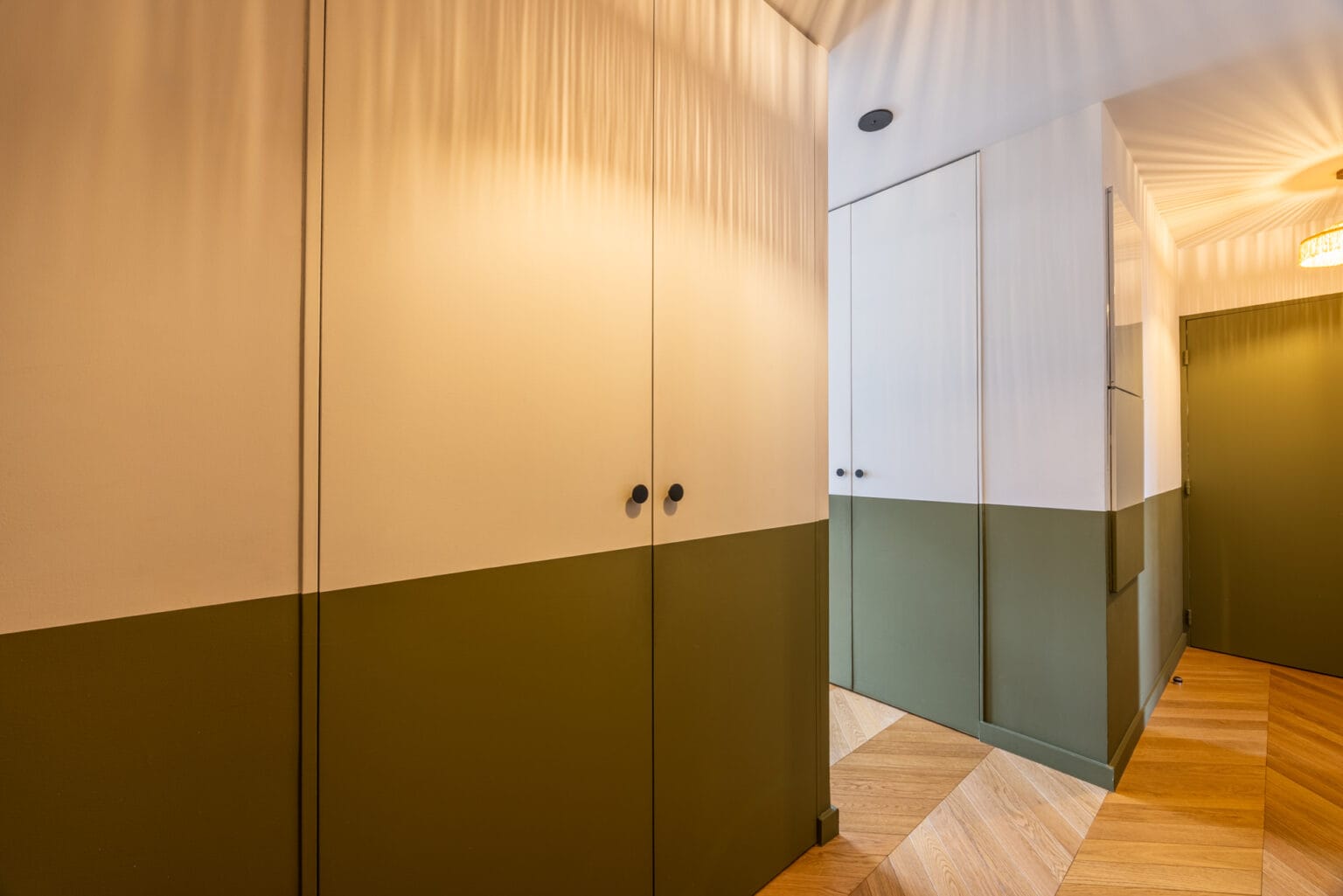 Rangements bicolores dans un couloir