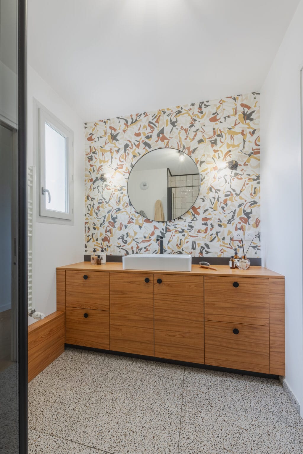 Meuble vasque bois et mur terrazzo