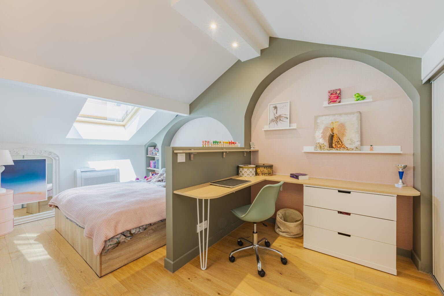 Lit et bureau d&rsquo;angle sous rampants