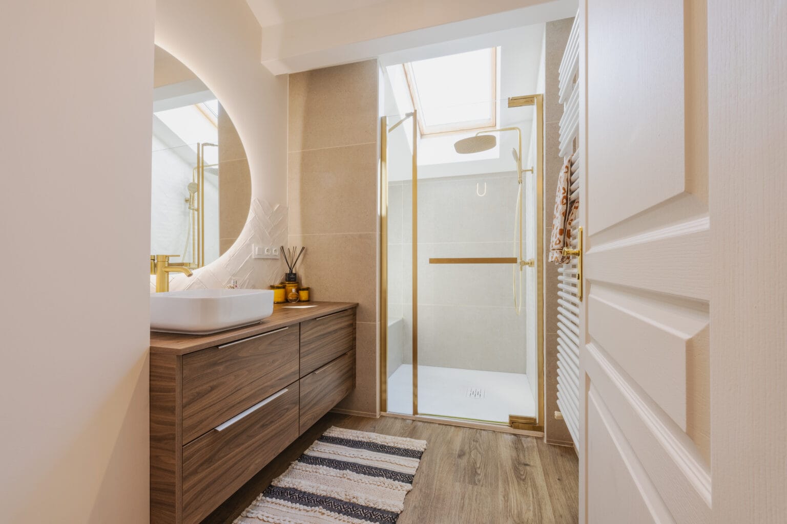 Salle de bain noyer et laiton brossé