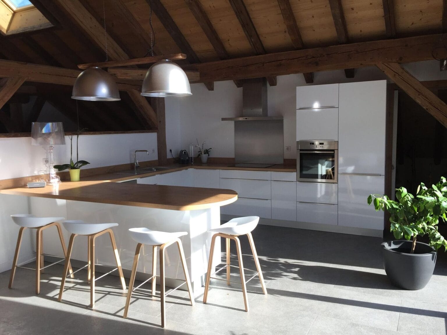 Cuisine blanche laquée sous charpente