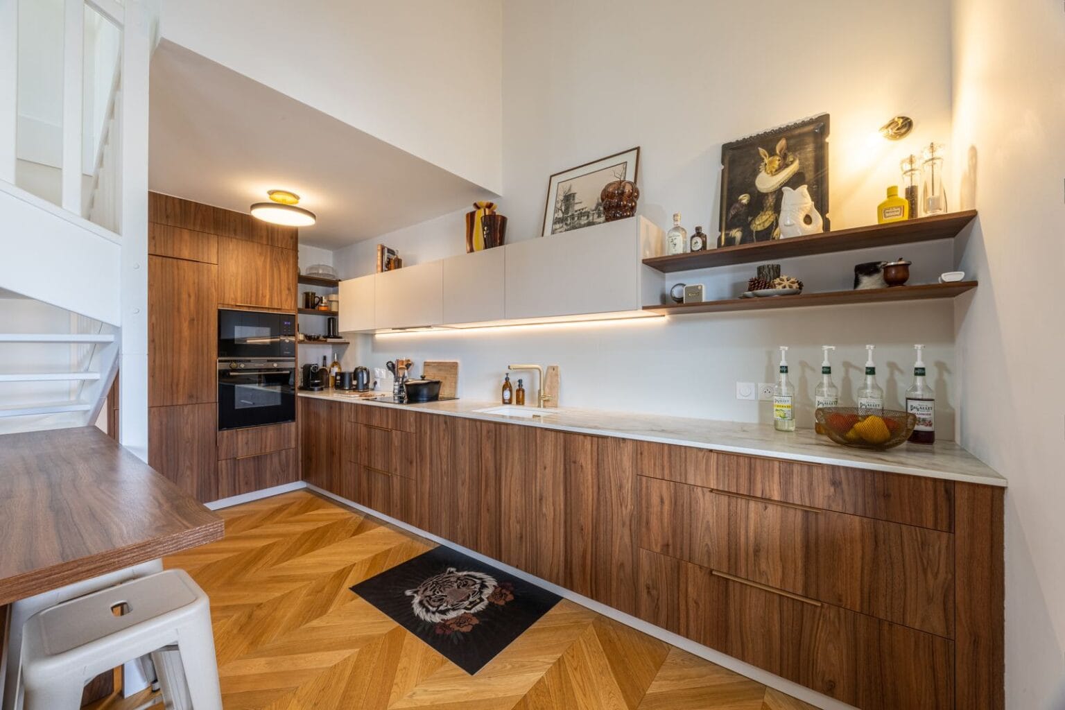 Cuisine noyer et plan aspect marbre