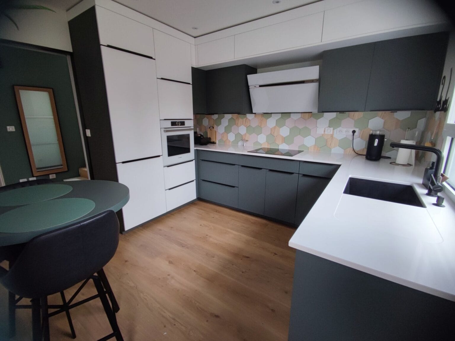 Cuisine en U vert de gris et blanc
